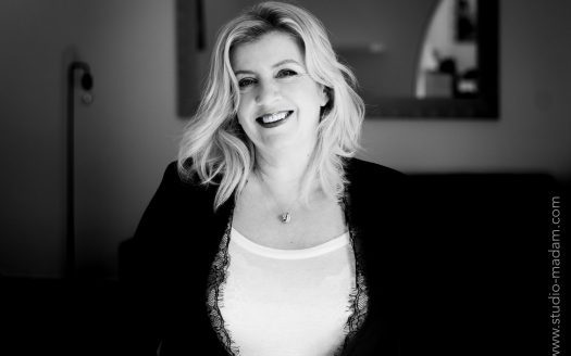 instagram-tous-droits-reserves-madam-photographe-portrait-corporate-pro-femme-paris-neuilly-plaisance-team_sweet-cost-082-photoshop-525x328