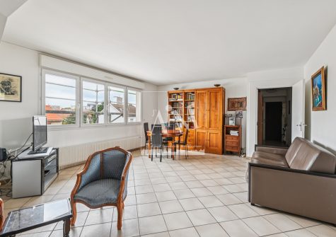 Appartement 3 pièces dernier étage avec cave, box et jardins