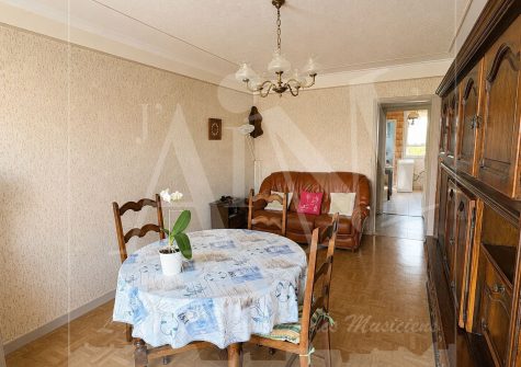 Appartement 3 pièces traversant avec balcon, parking et cave